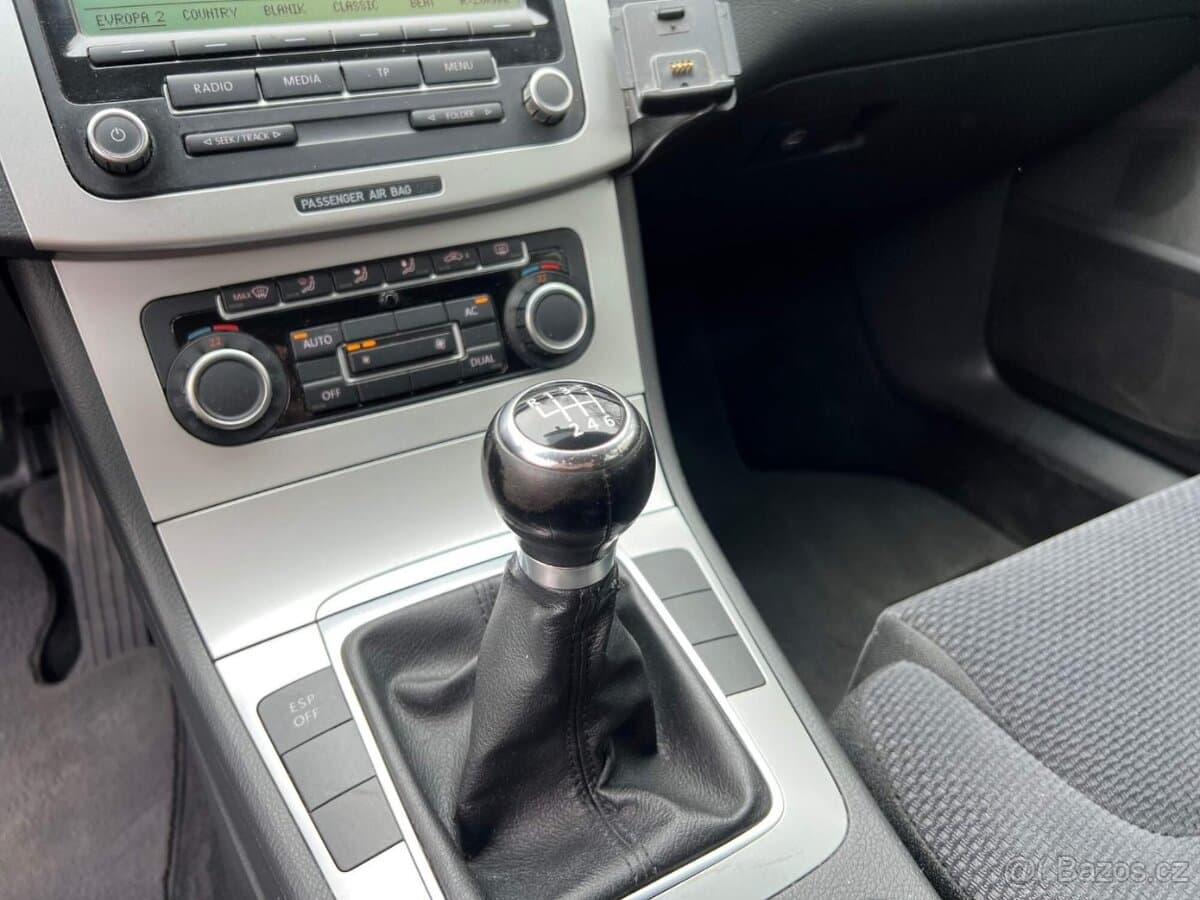 2010 Volkswagen PASSAT - 18