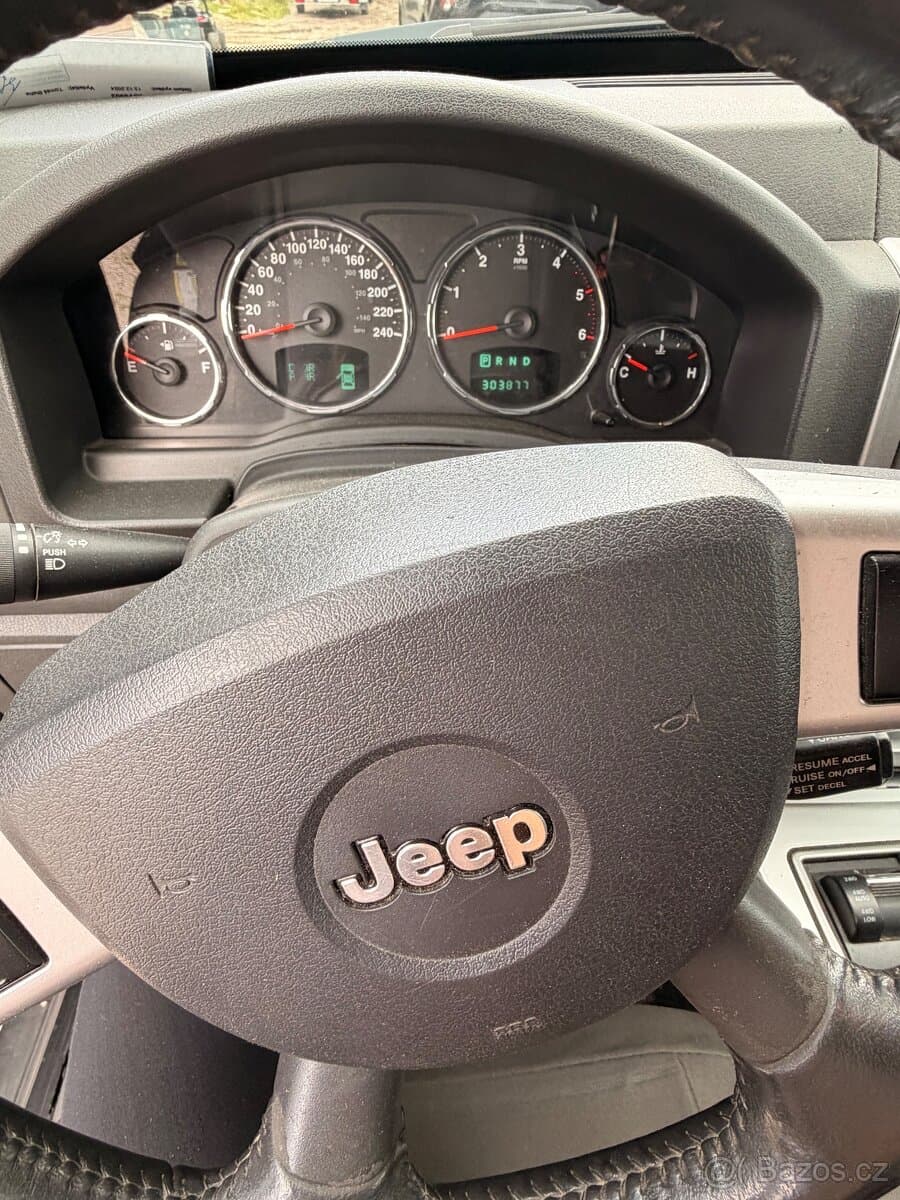 2010 Jeep CHEROKEE - 18