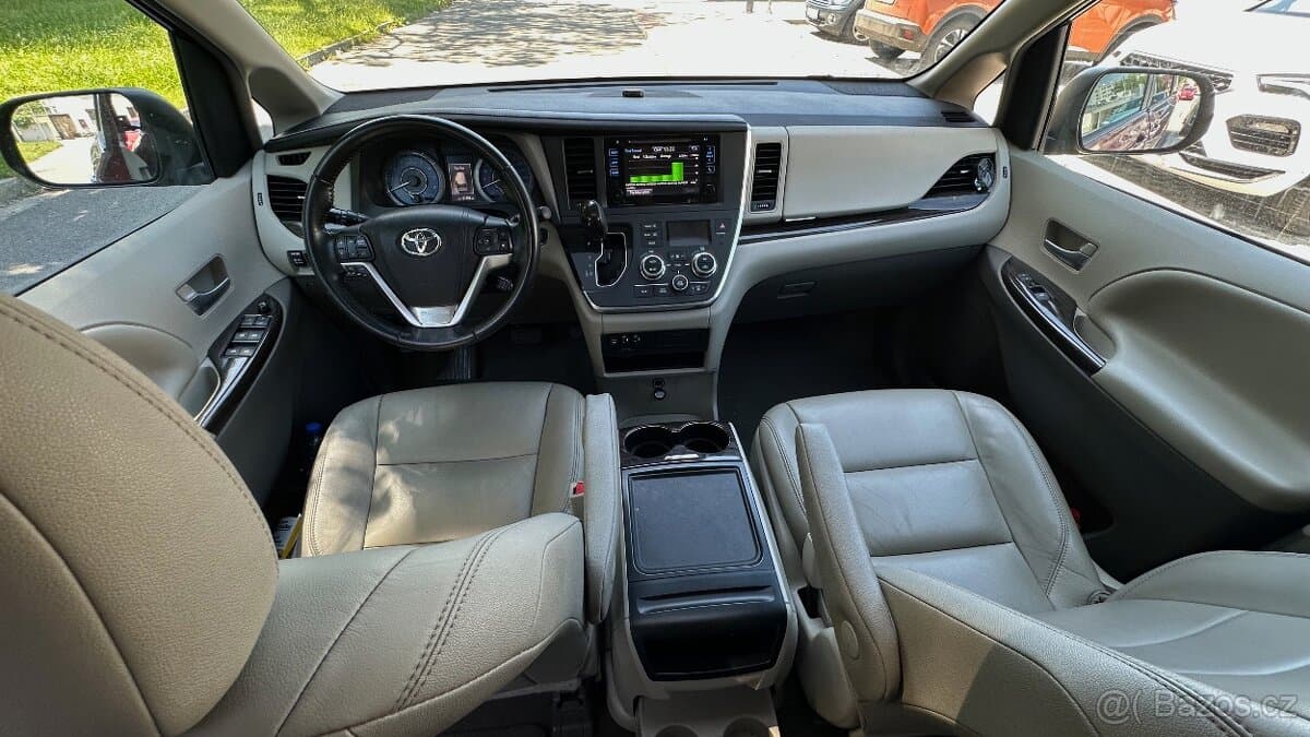 2016 Toyota SIENNA - 18