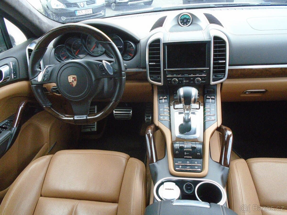 2011 Porsche CAYENNE - 18