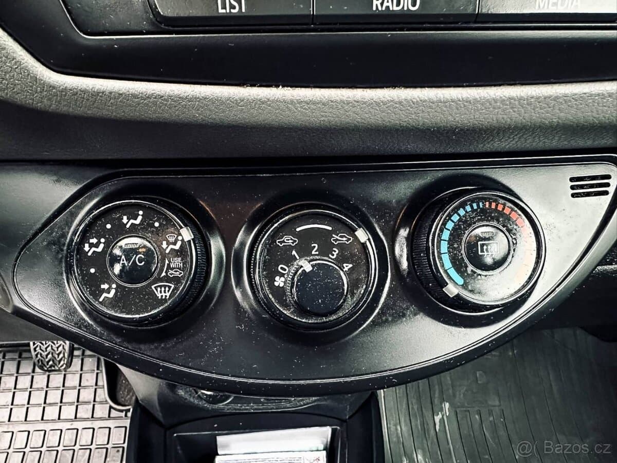 2015 Toyota YARIS - 18