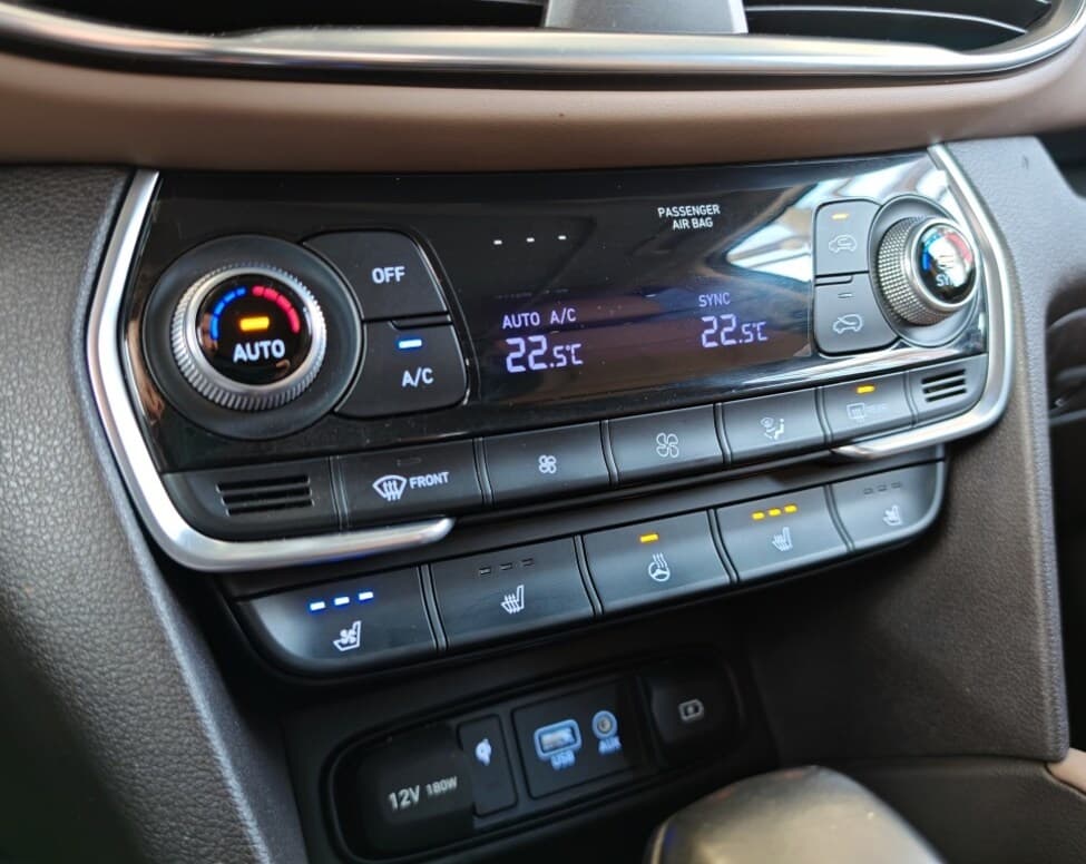2019 Hyundai SANTA FE - 18