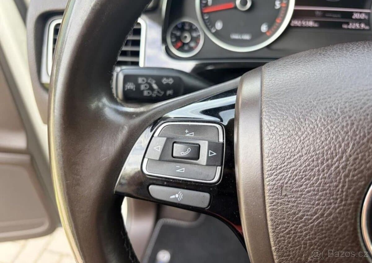 2011 Volkswagen TOUAREG - 18