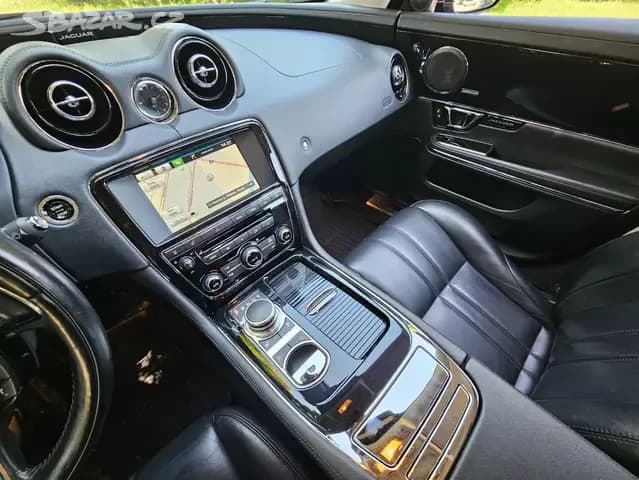 2015 Jaguar XJ - 18