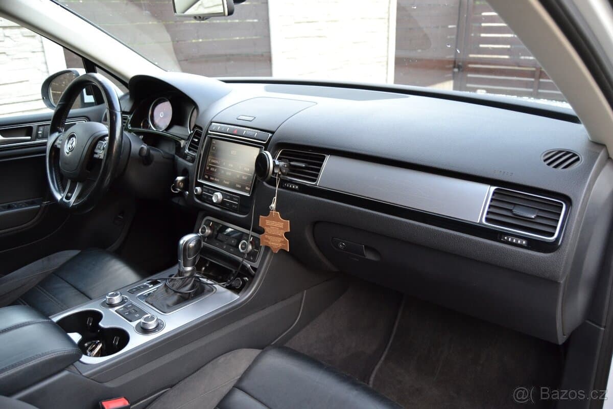 2015 Volkswagen TOUAREG - 18