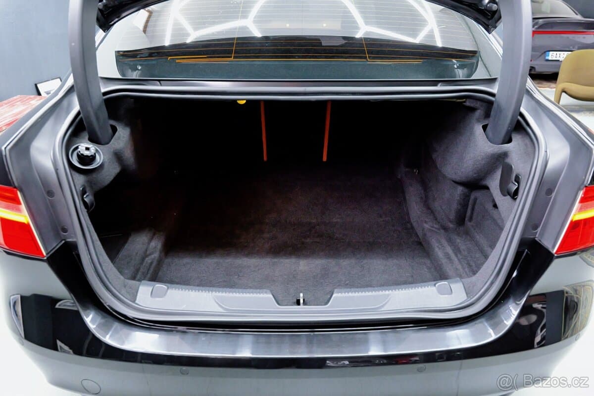 2016 Jaguar XE - 18