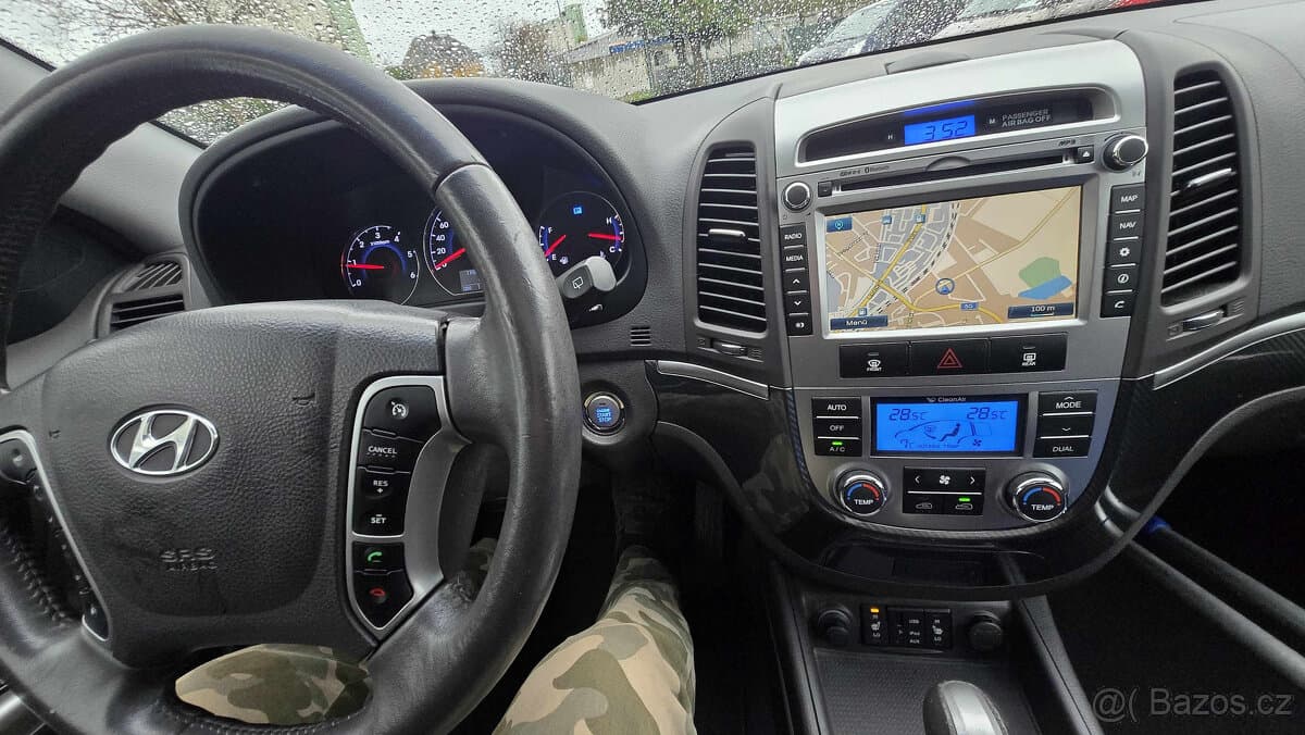 2011 Hyundai SANTA FE - 18