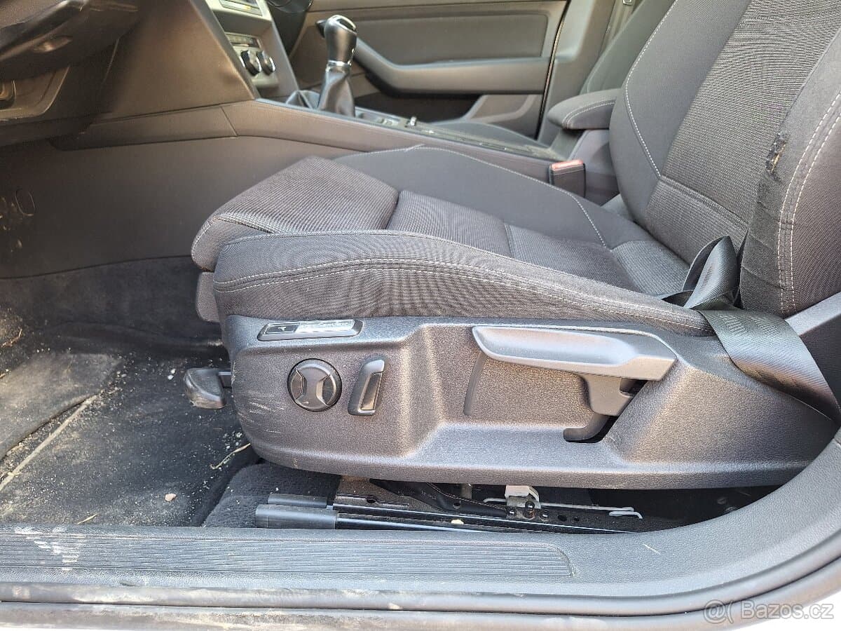 2015 Volkswagen PASSAT - 18