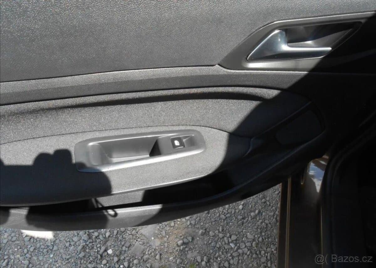 2015 Peugeot 308 - 18