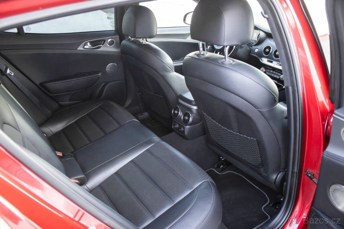2019 Kia STINGER - 18