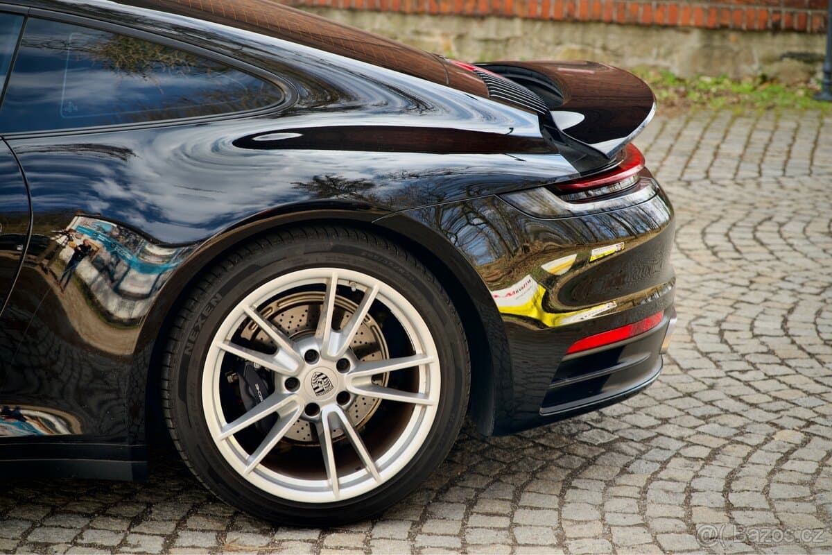 2020 Porsche 911 - 18