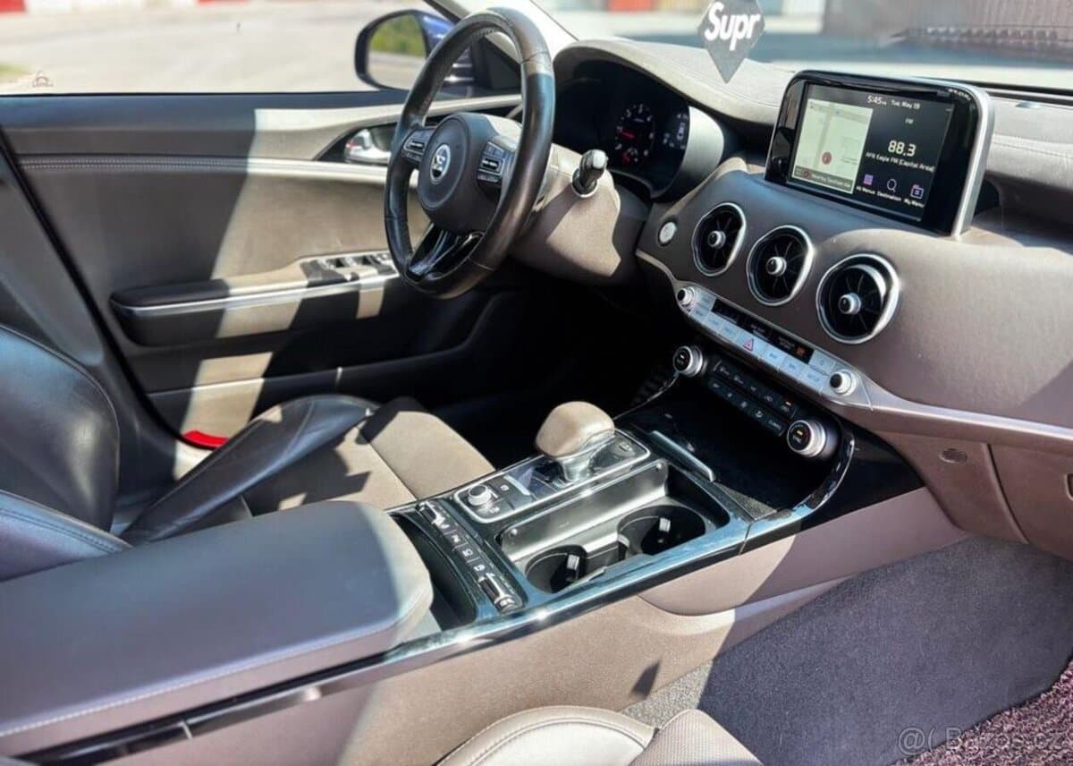 2018 Kia STINGER - 18