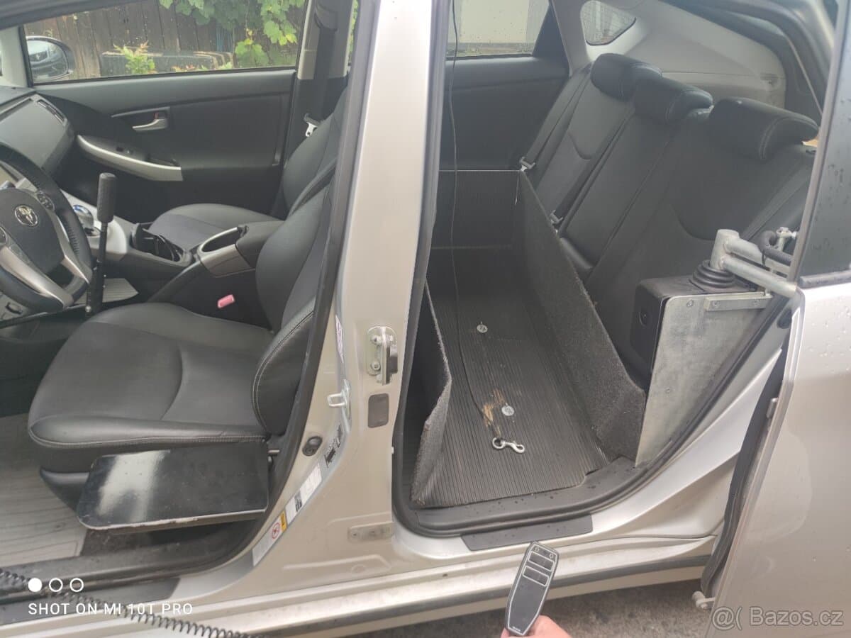 2015 Toyota PRIUS - 18