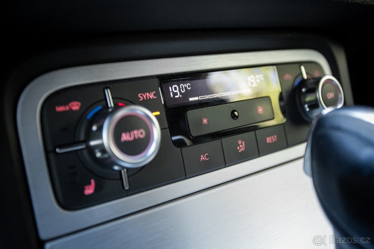 2011 Volkswagen TOUAREG - 18