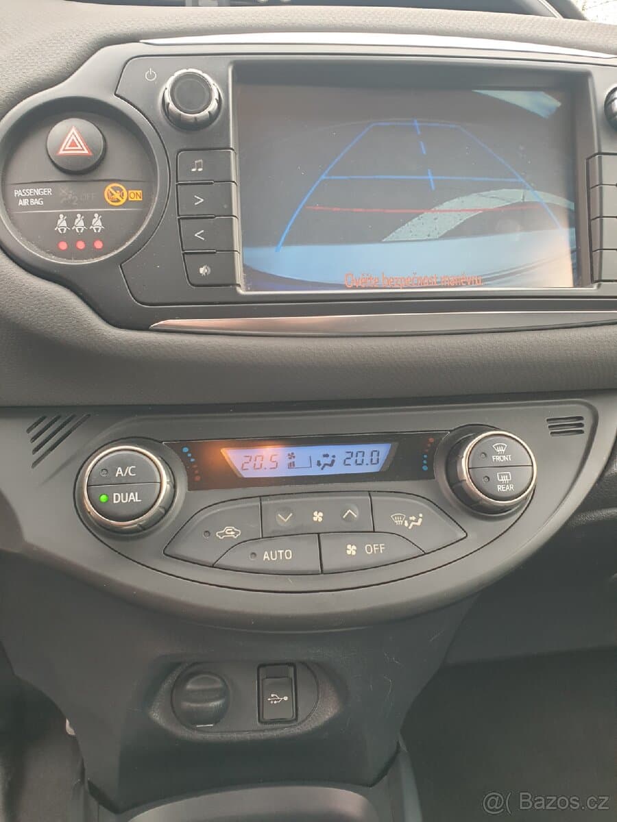 2015 Toyota YARIS - 18