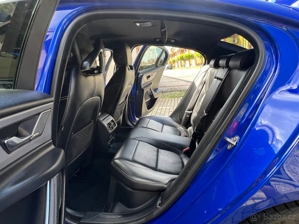 2019 Jaguar XE - 18