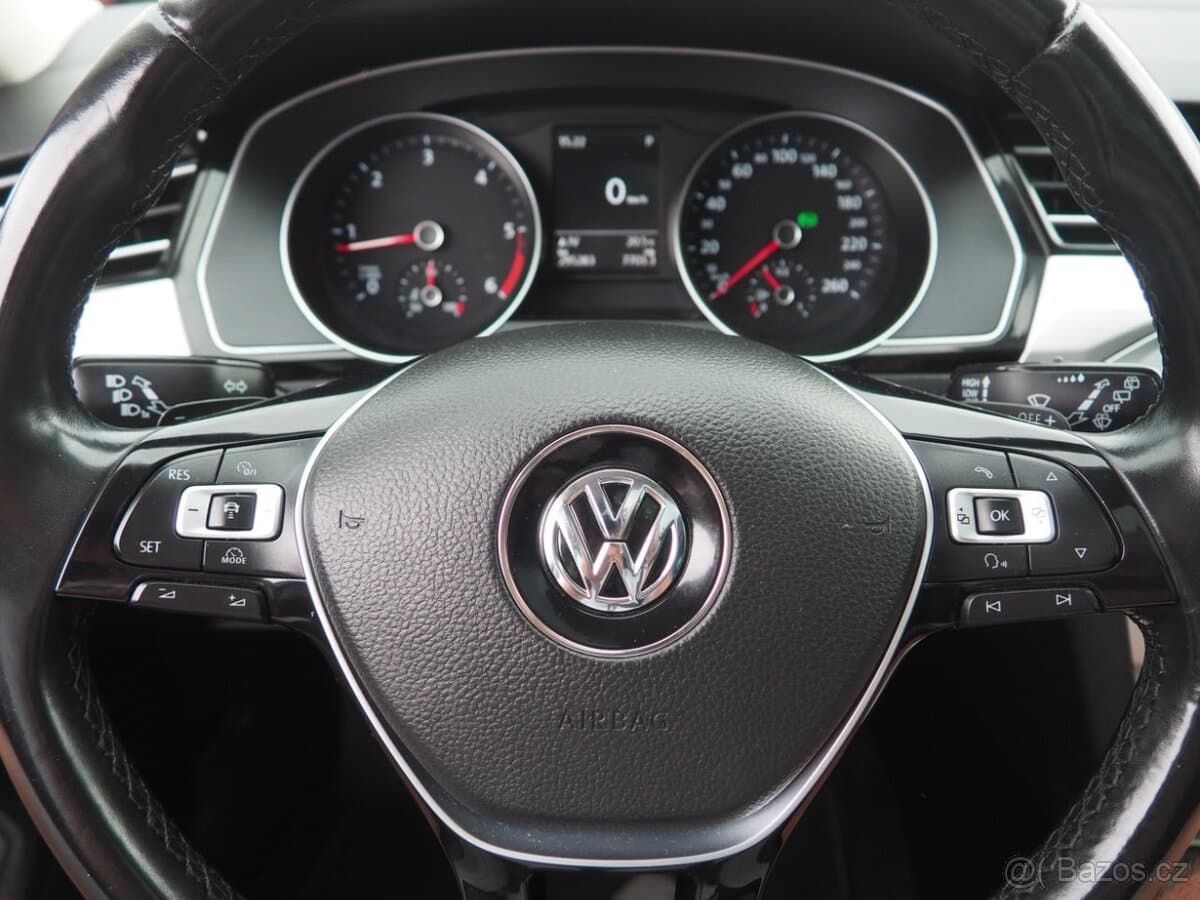 2016 Volkswagen PASSAT - 18