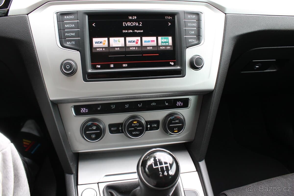 2015 Volkswagen PASSAT - 18