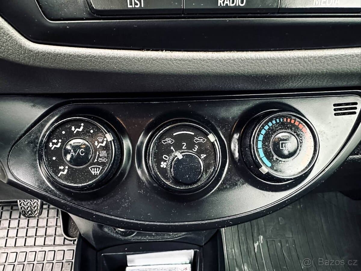 2015 Toyota YARIS - 18