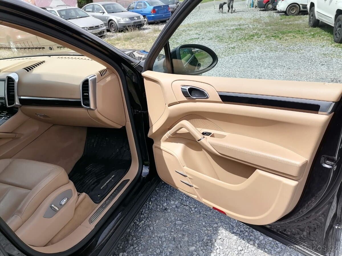2011 Porsche CAYENNE - 18