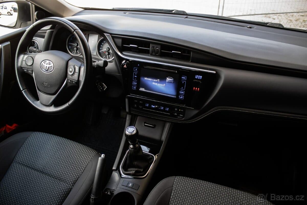 2017 Toyota COROLLA - 18