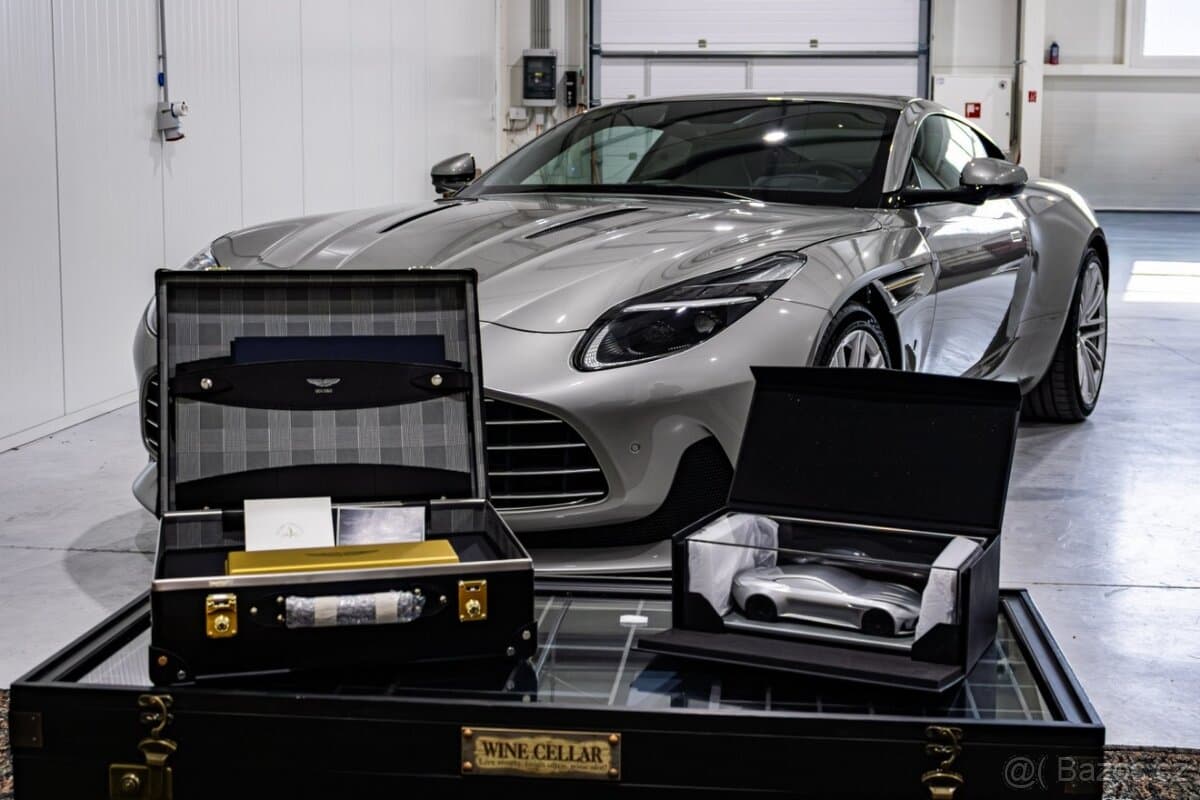2025 Aston Martin DB12 - 18