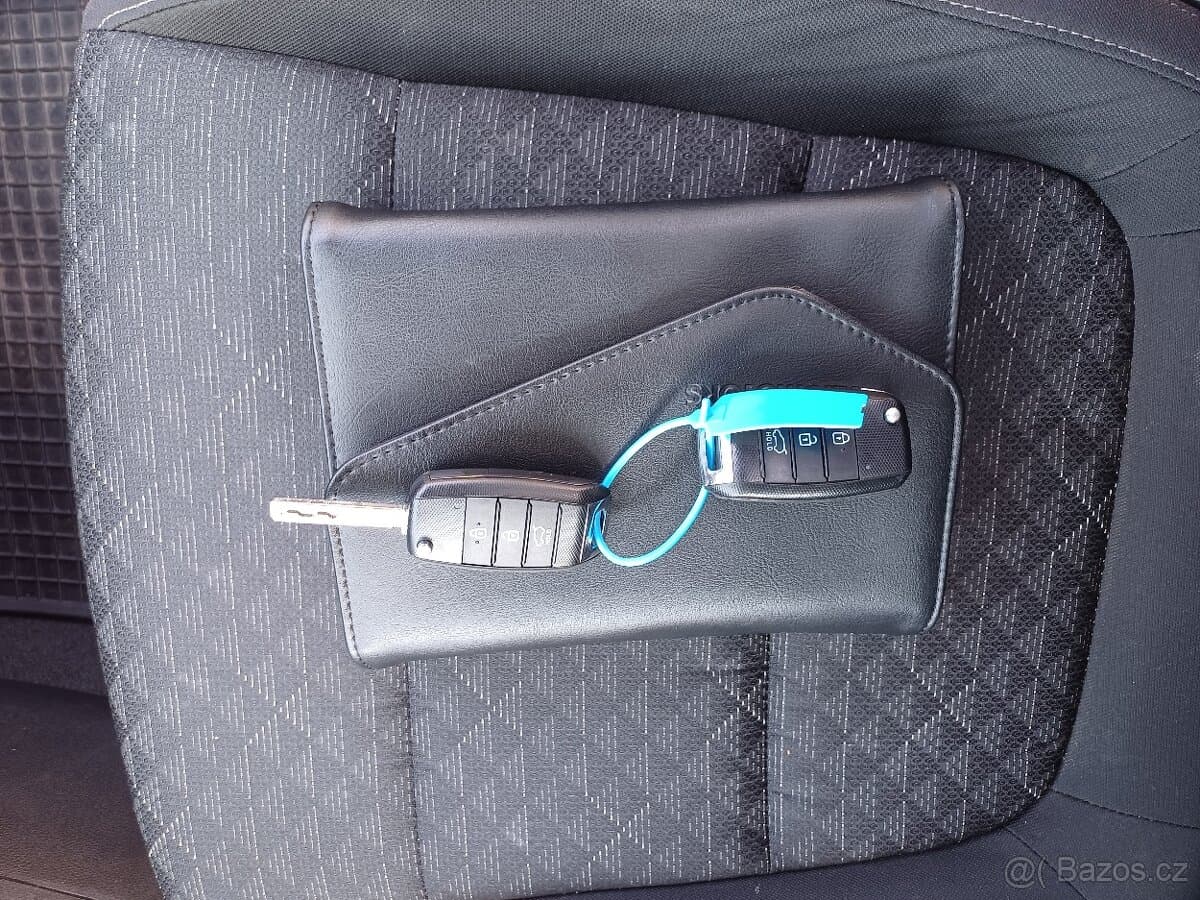 2018 Kia RIO - 18