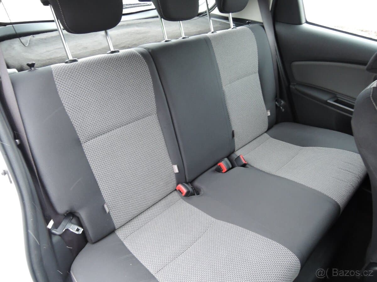 2015 Toyota YARIS - 18