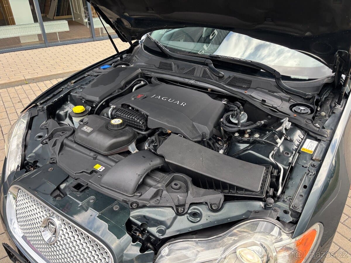 2010 Jaguar XF - 18