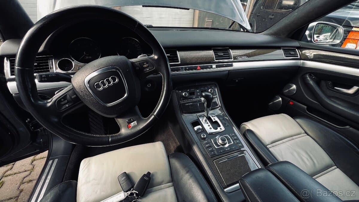 2008 Audi S8 - 18