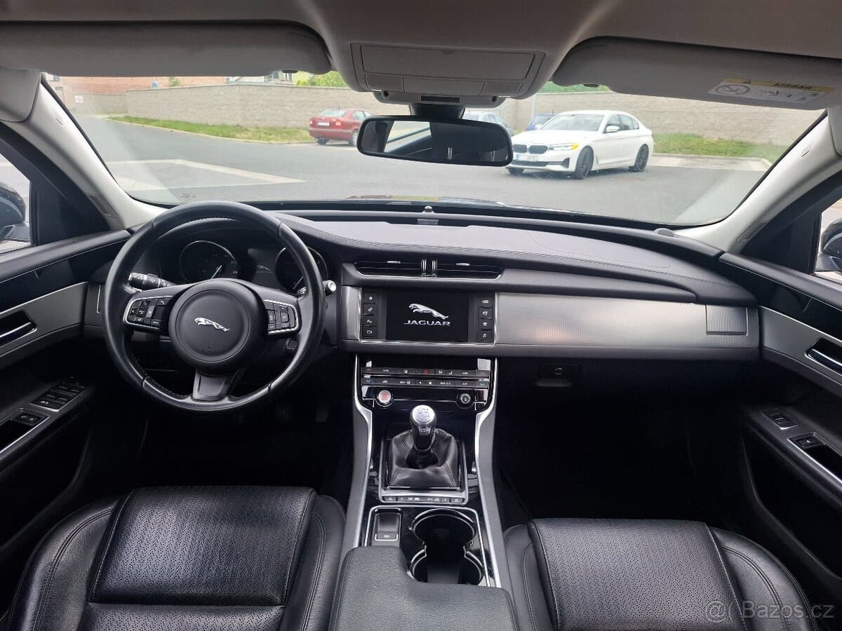 2016 Jaguar XF - 18