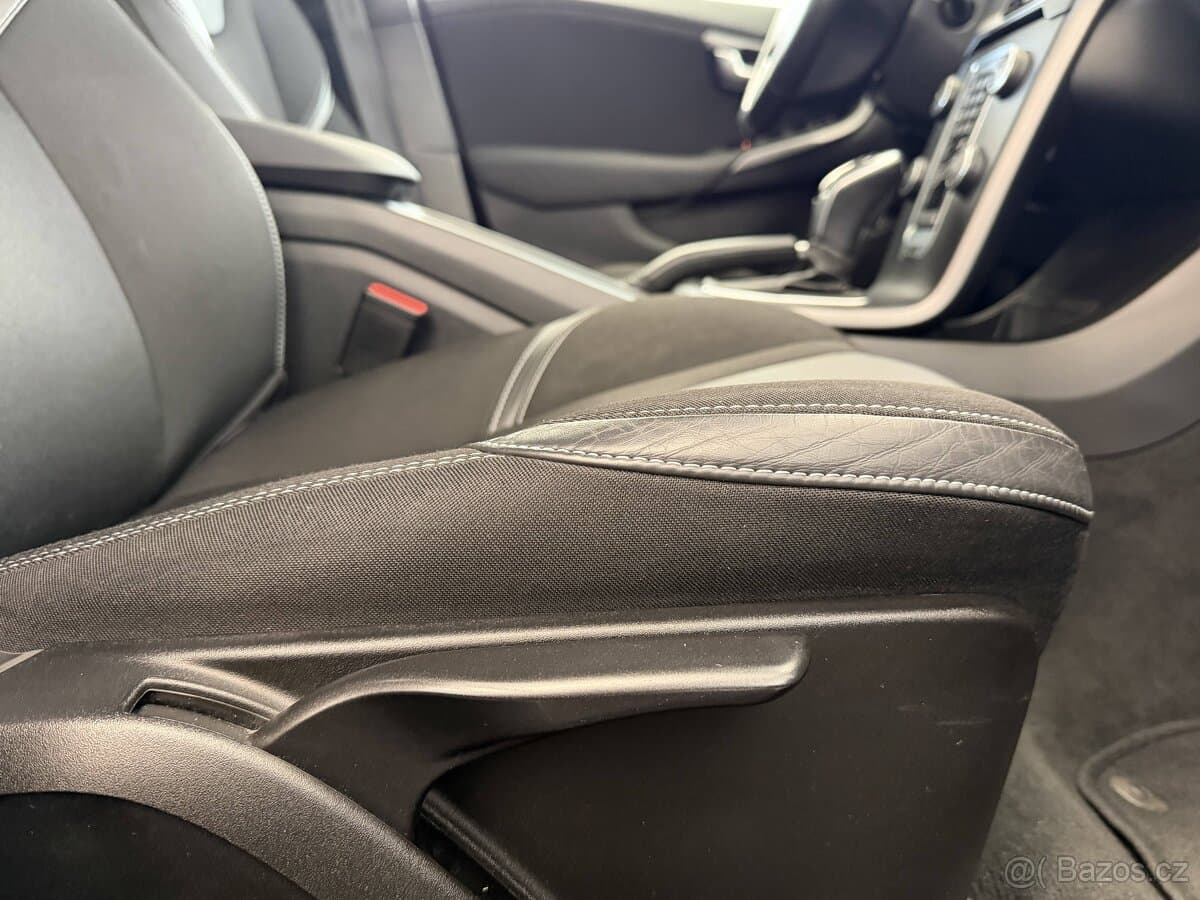 2019 Volvo V40 - 18