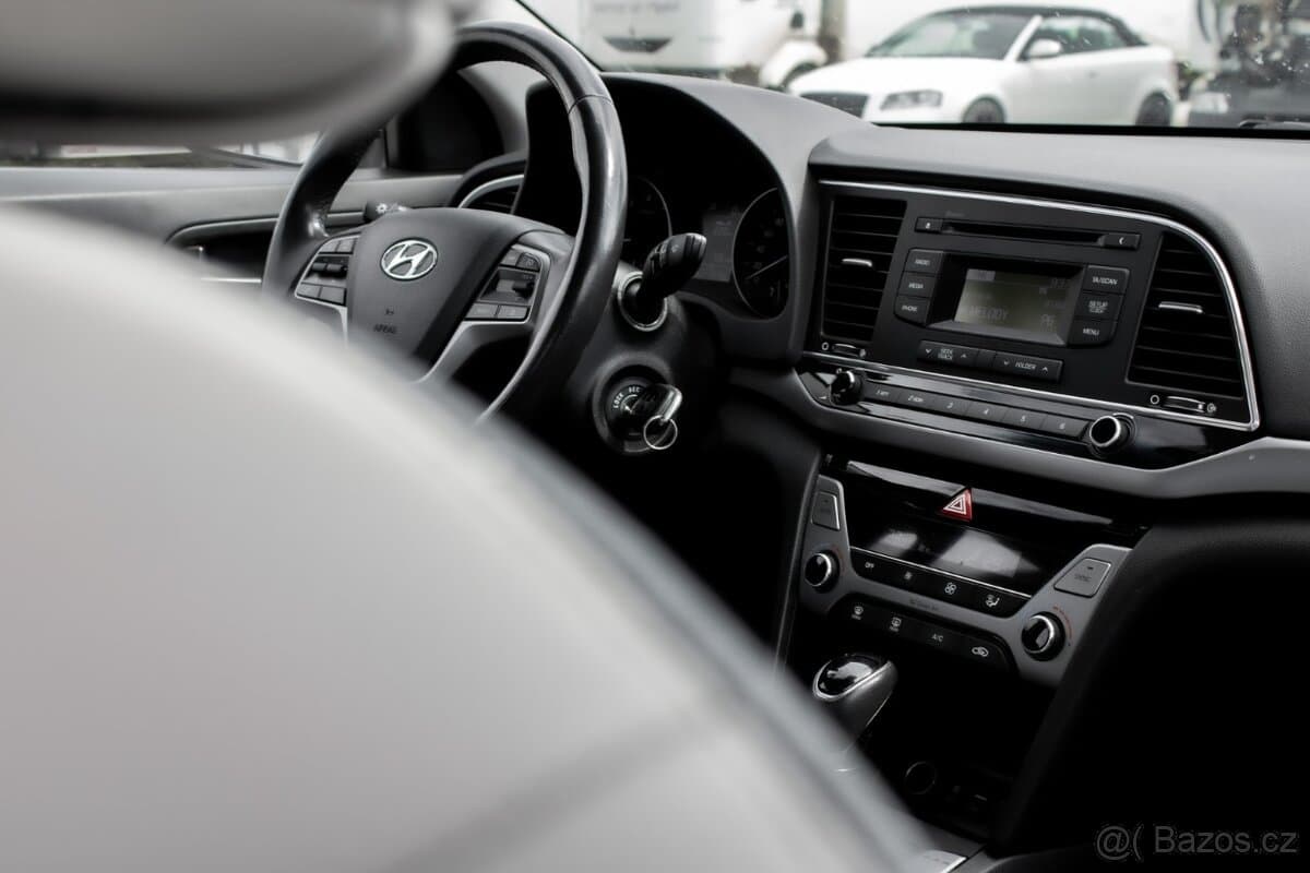 2017 Hyundai ELANTRA - 18