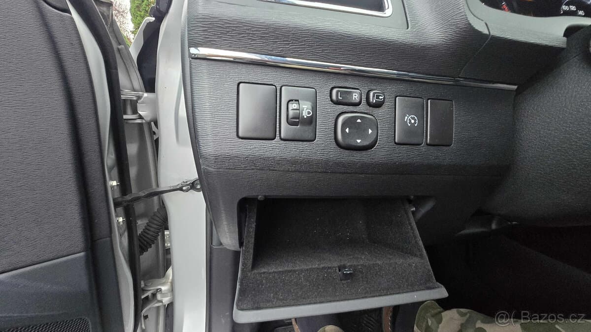2013 Toyota AVENSIS - 18