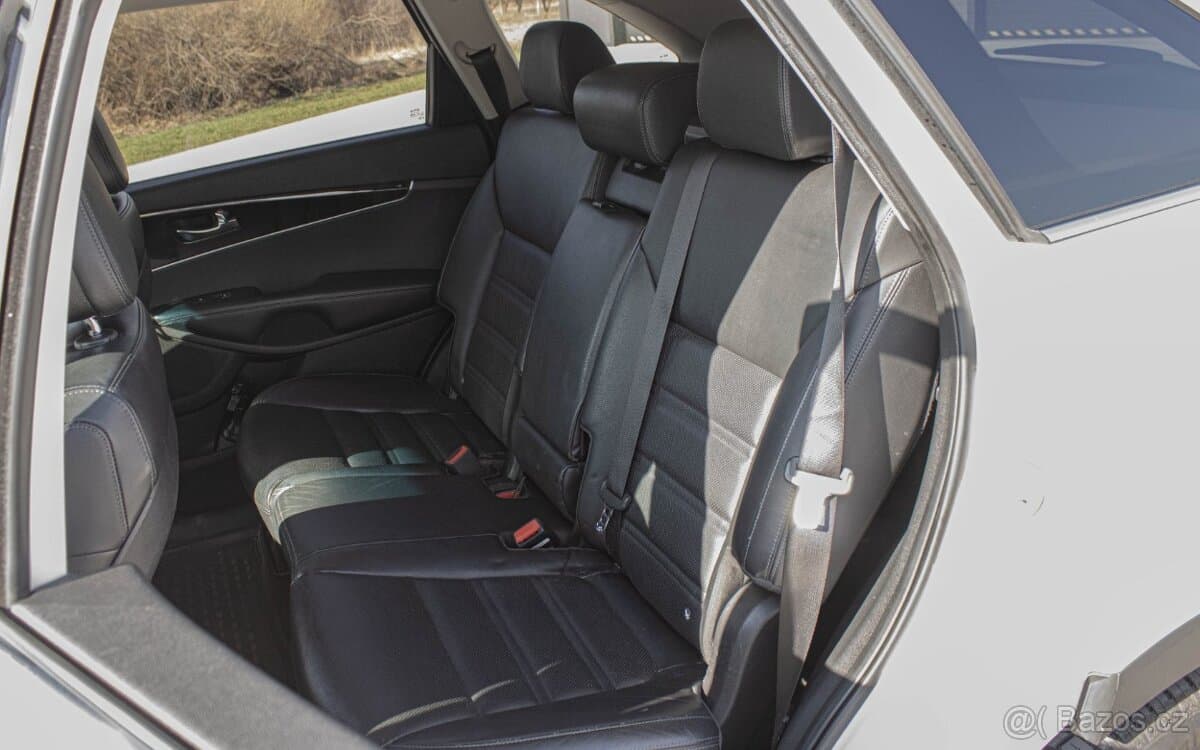 2017 Kia SORENTO - 18