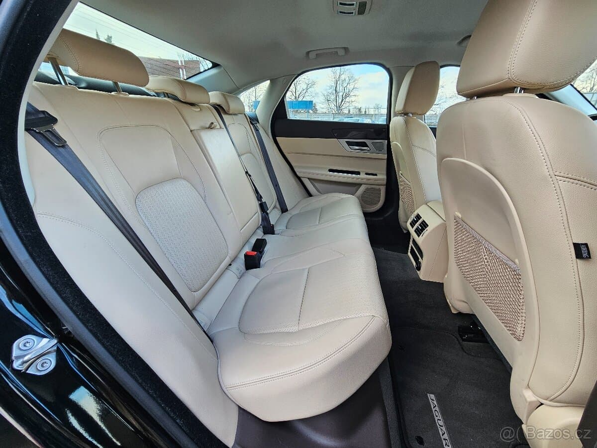 2019 Jaguar XF - 18