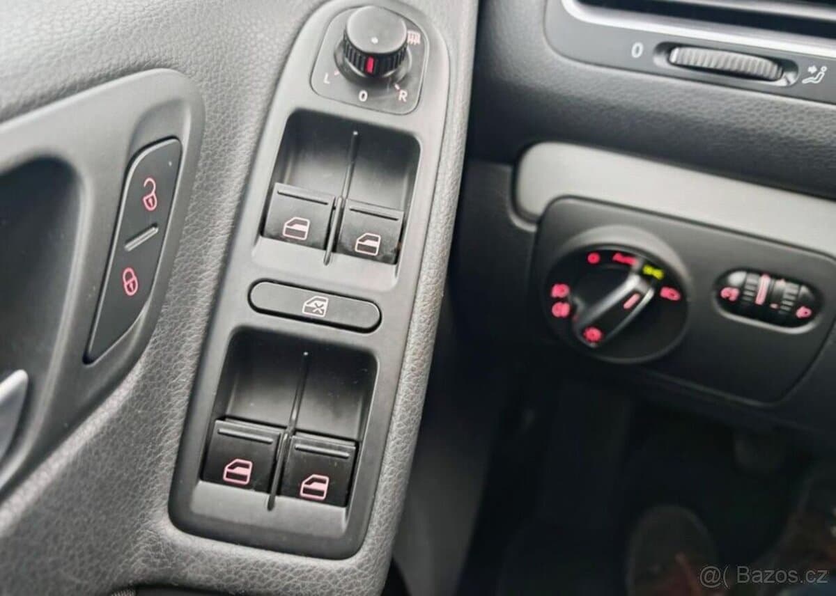 2011 Volkswagen GOLF - 19