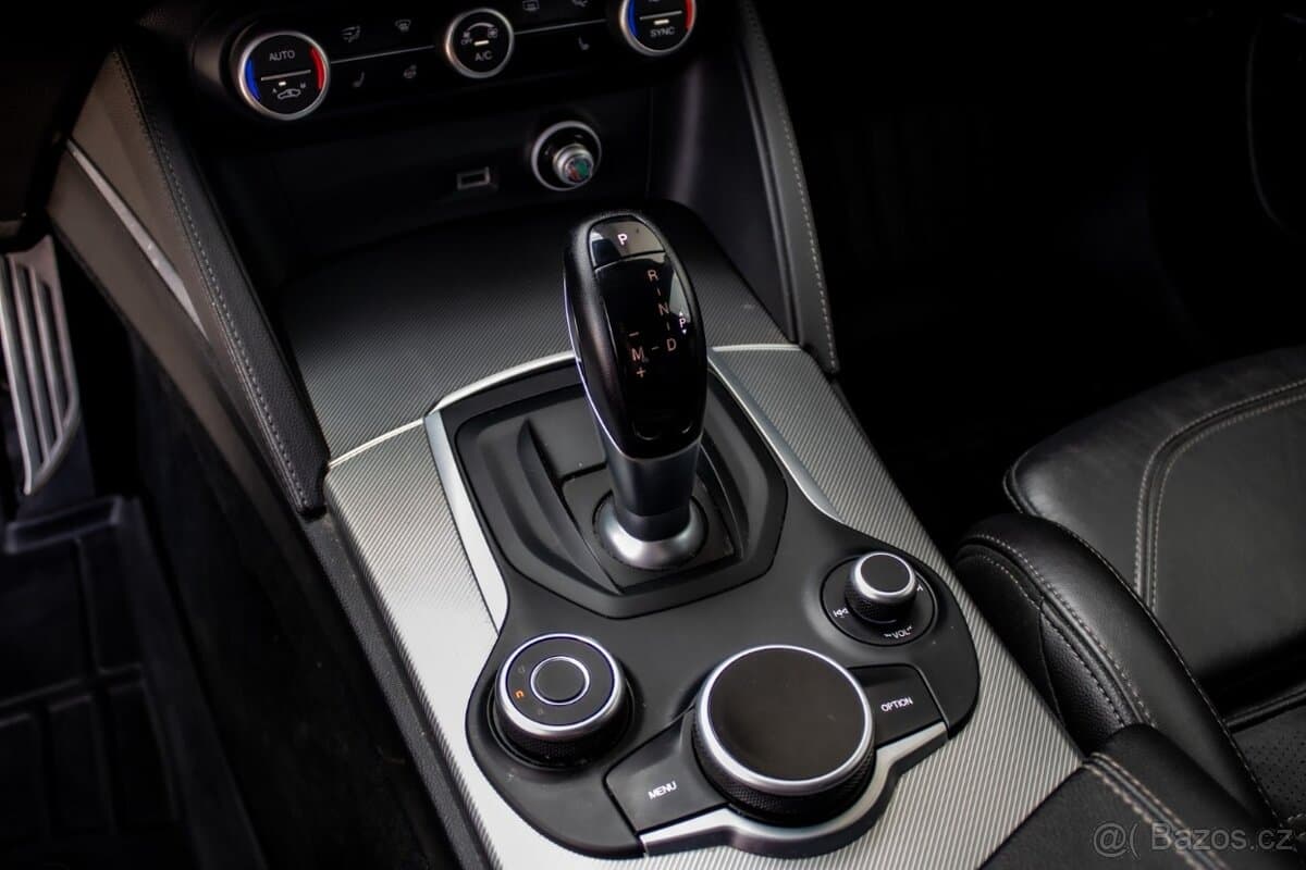 2019 Alfa Romeo STELVIO - 19