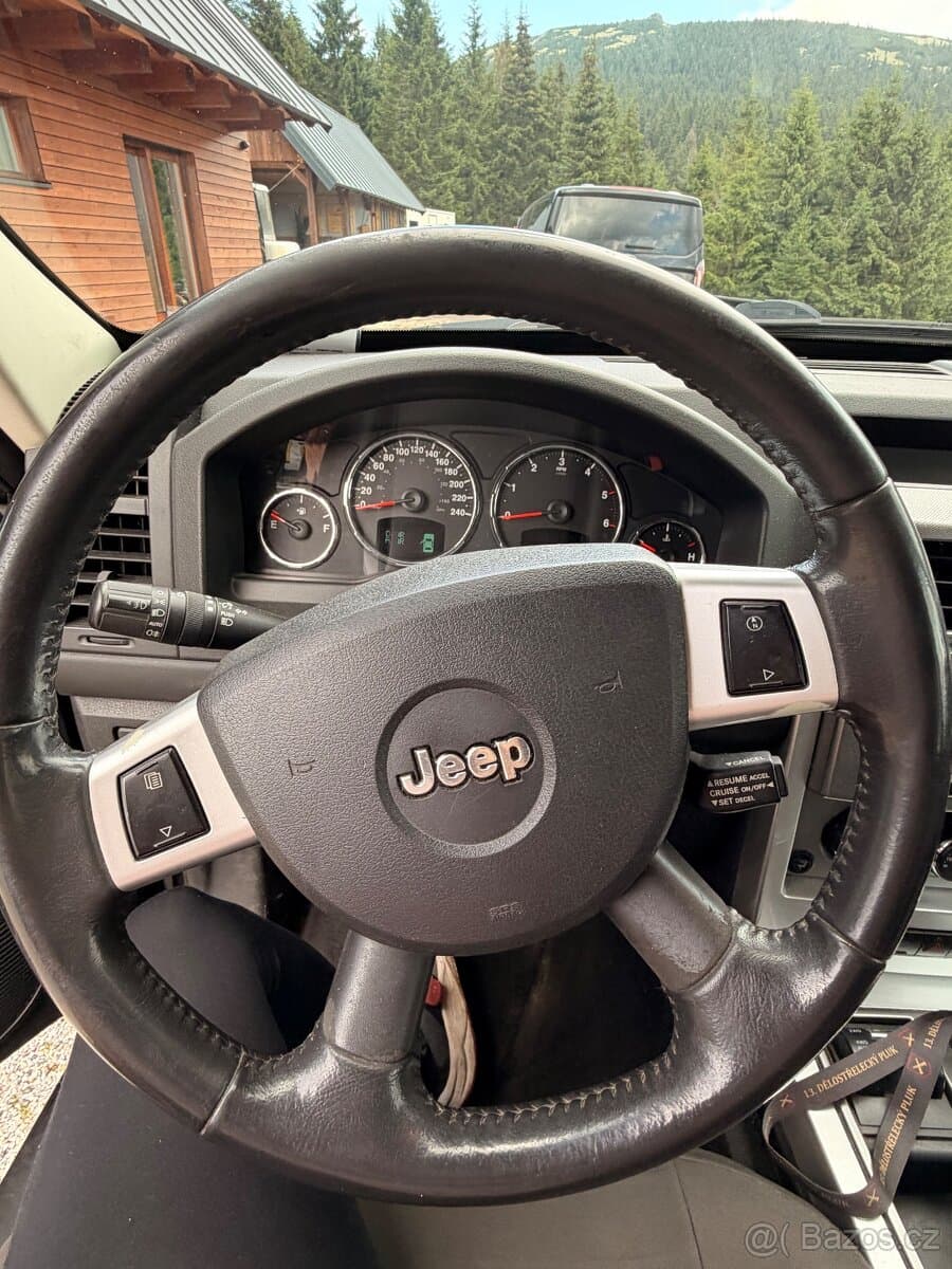 2010 Jeep CHEROKEE - 19