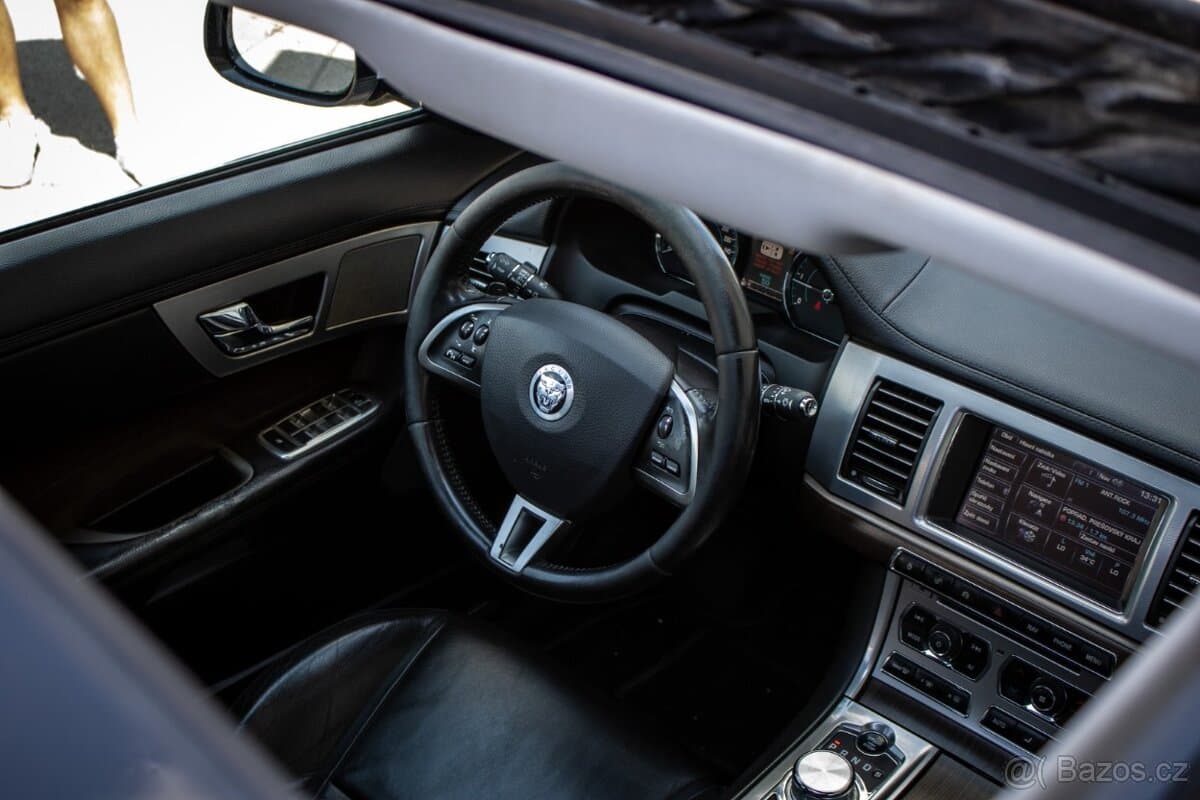 2011 Jaguar XF - 19