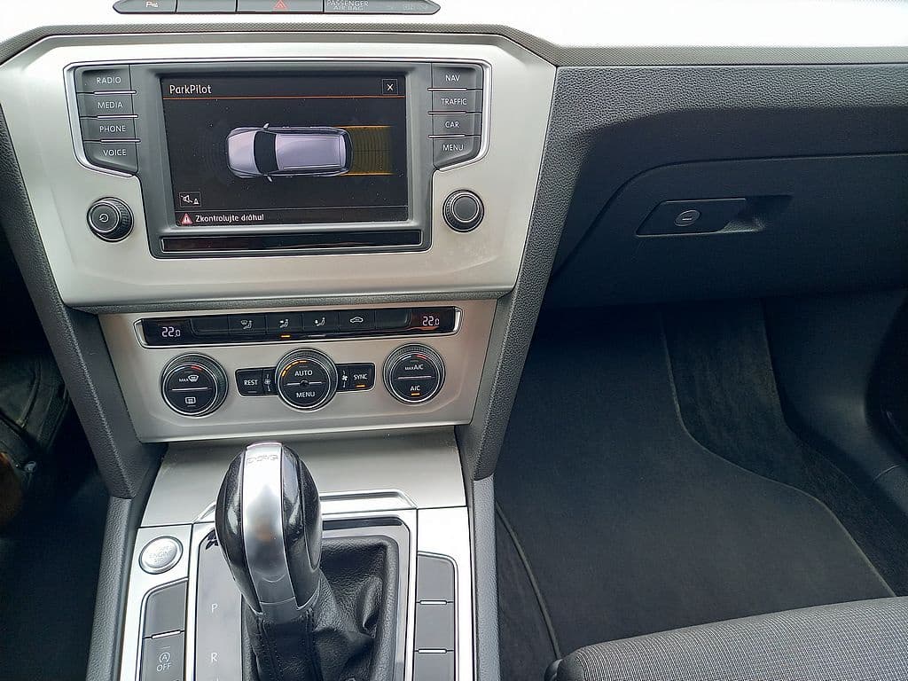 2016 Volkswagen PASSAT - 19