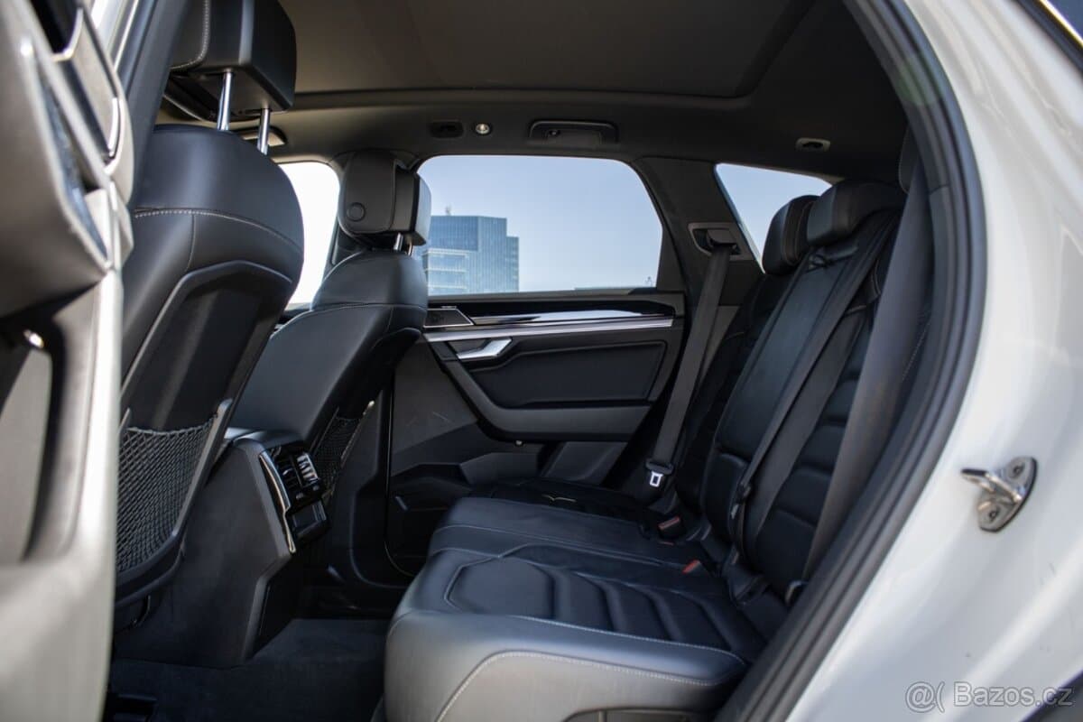 2019 Volkswagen TOUAREG - 19