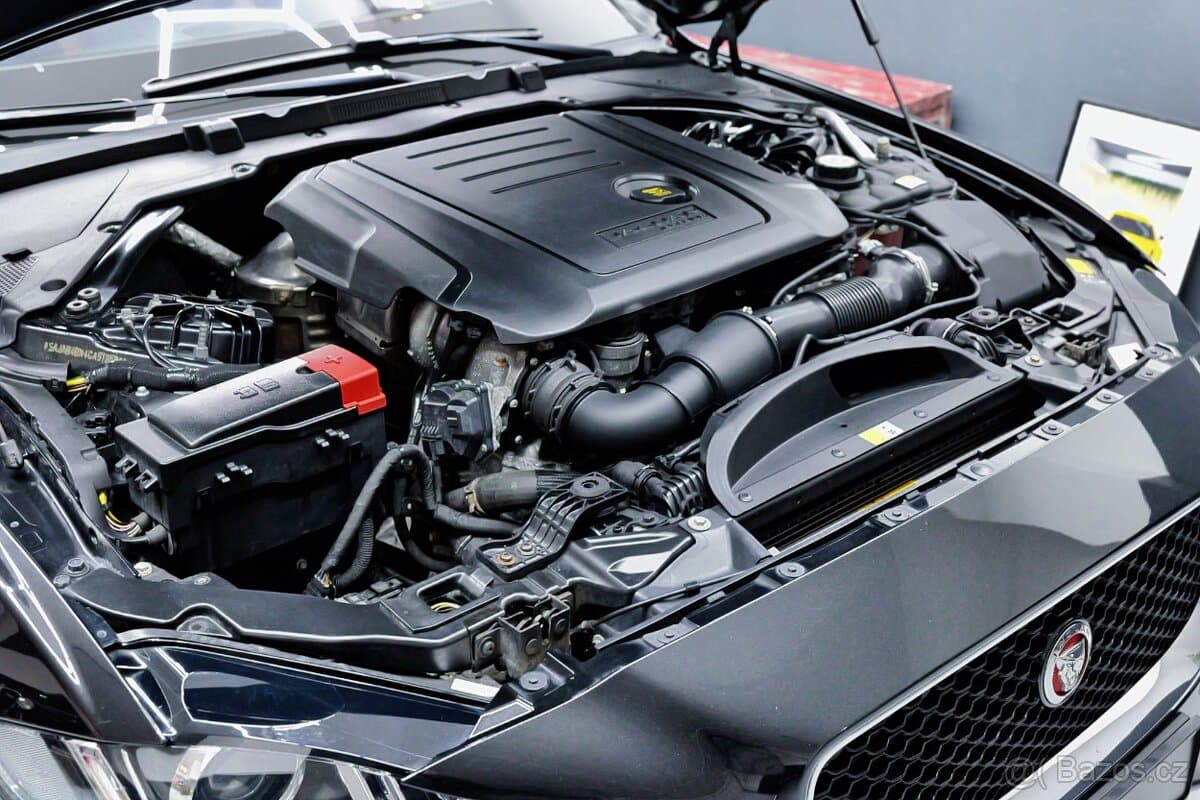 2016 Jaguar XE - 19