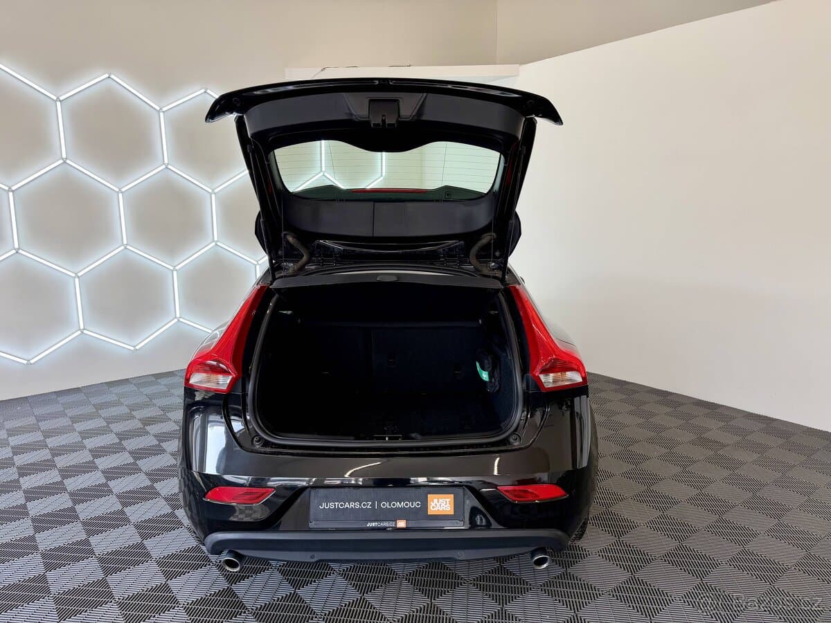 2019 Volvo V40 - 19