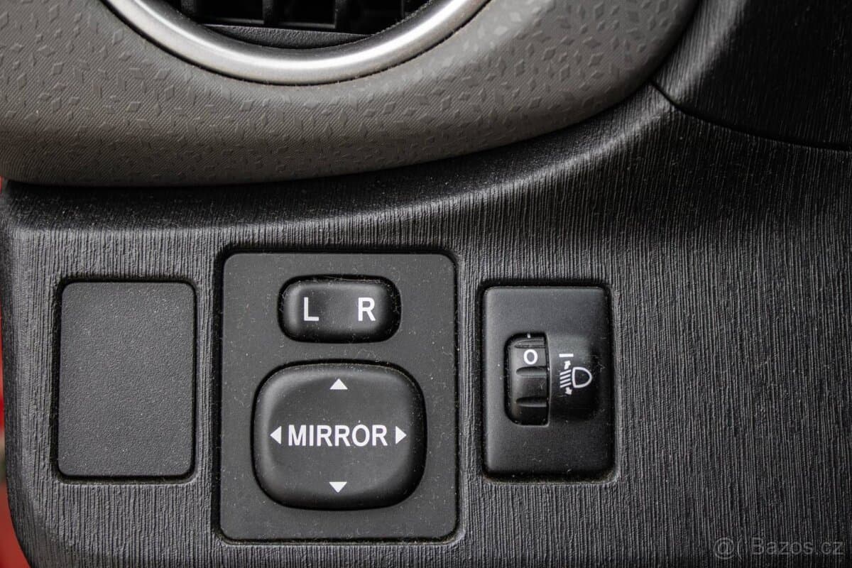 2011 Toyota YARIS - 19