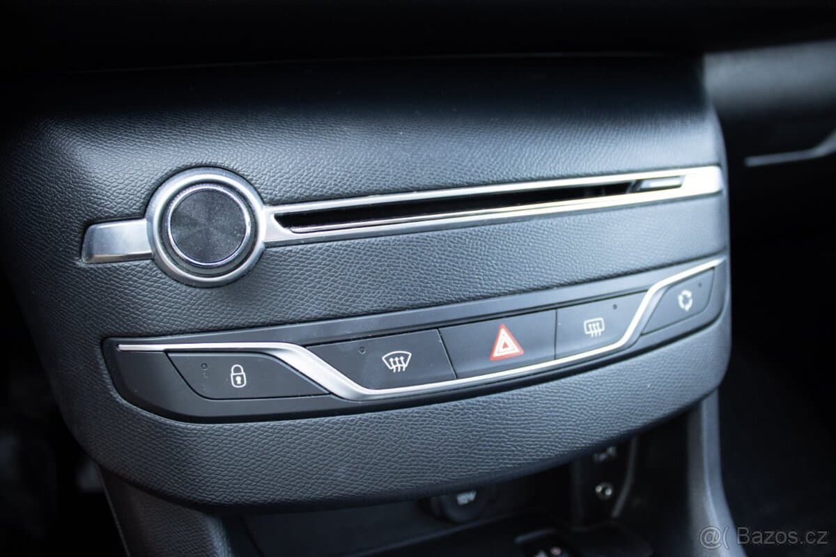2017 Peugeot 308 - 19
