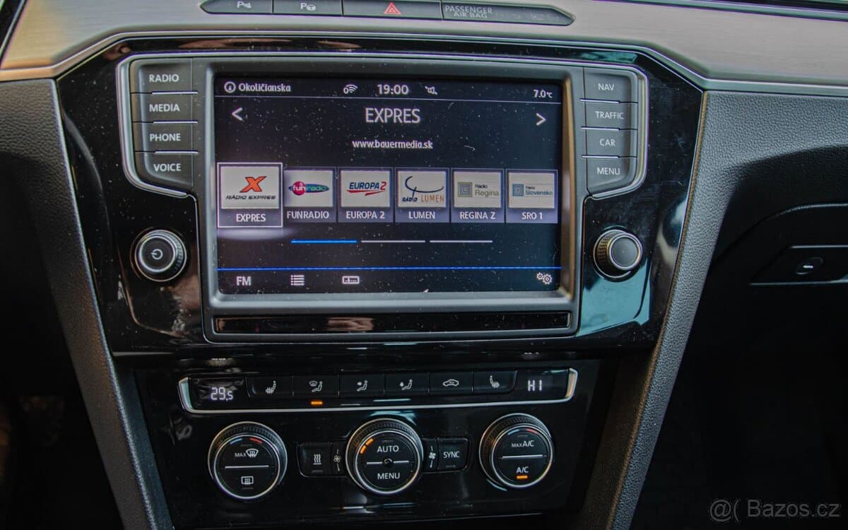 2017 Volkswagen PASSAT - 19