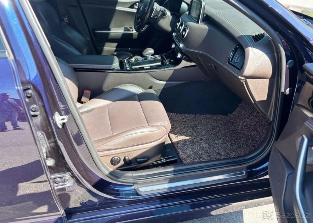 2018 Kia STINGER - 19