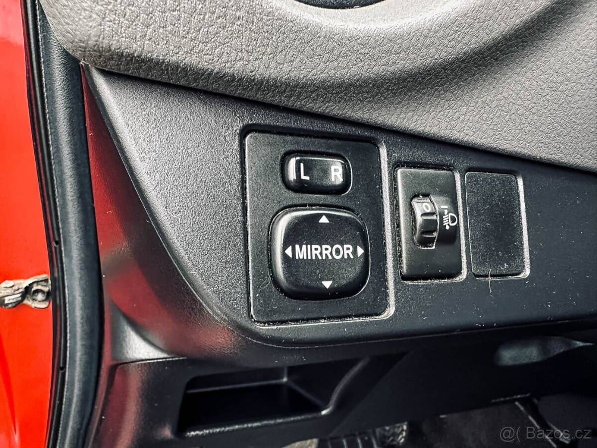 2015 Toyota YARIS - 19