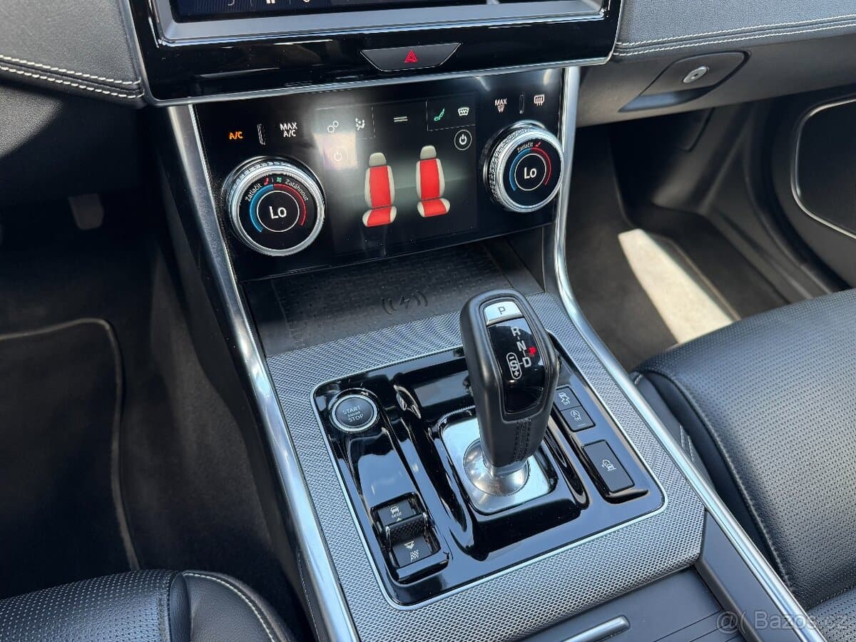 2020 Jaguar XE - 19